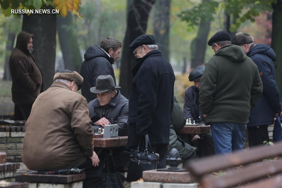 Киевские пенсионеры в парке Шевченко