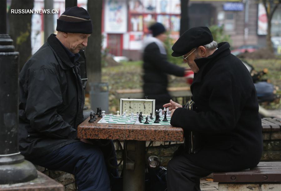 Киевские пенсионеры в парке Шевченко
