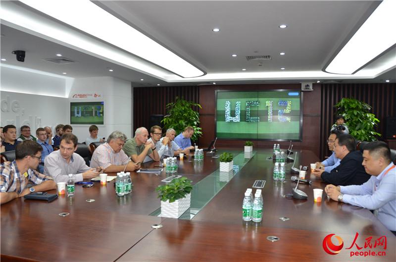 Китайско-российская делегация интернета-СМИ разговаривали с представителями компании UC браузер Гуанчжоу.