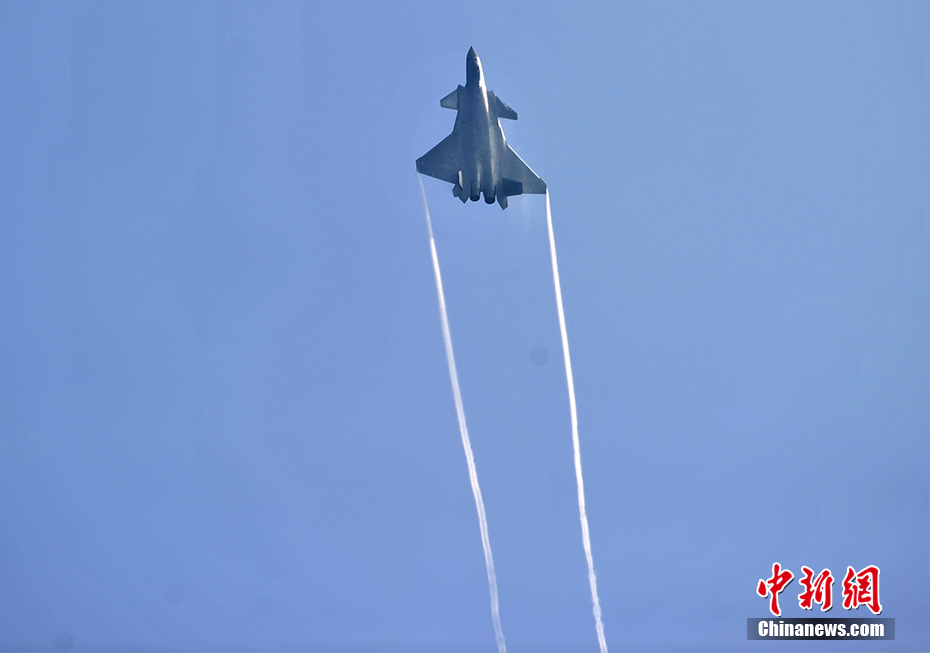 Китай впервые официально показал истребитель пятого поколения "J-20"