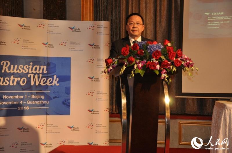 Председатель Китайского комитета содействия развитию международной торговли (ККСРМТ) Цзян Цзэнвэй выступал с приветственной речью.