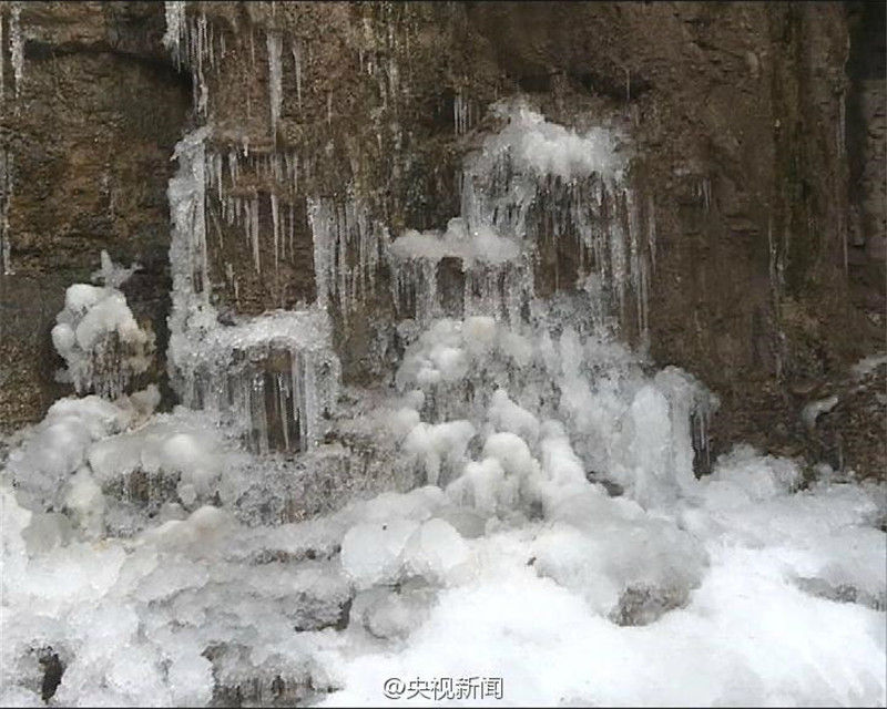 В Пекине появился замороженный водопад