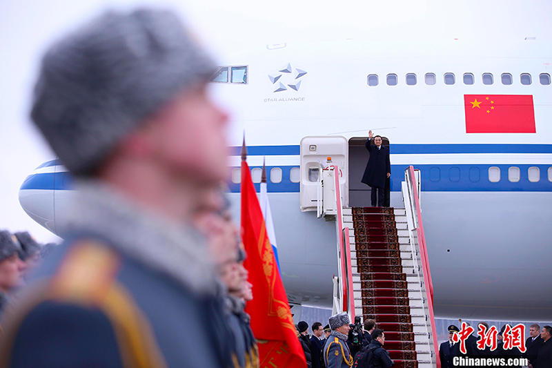 Ли Кэцян прибыл в Санкт-Петербург для участия во встрече глав правительств Китая и России и с официальным визитом в РФ