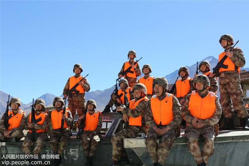 Пограничные войска патрулируют тибетское озеро Баньгун