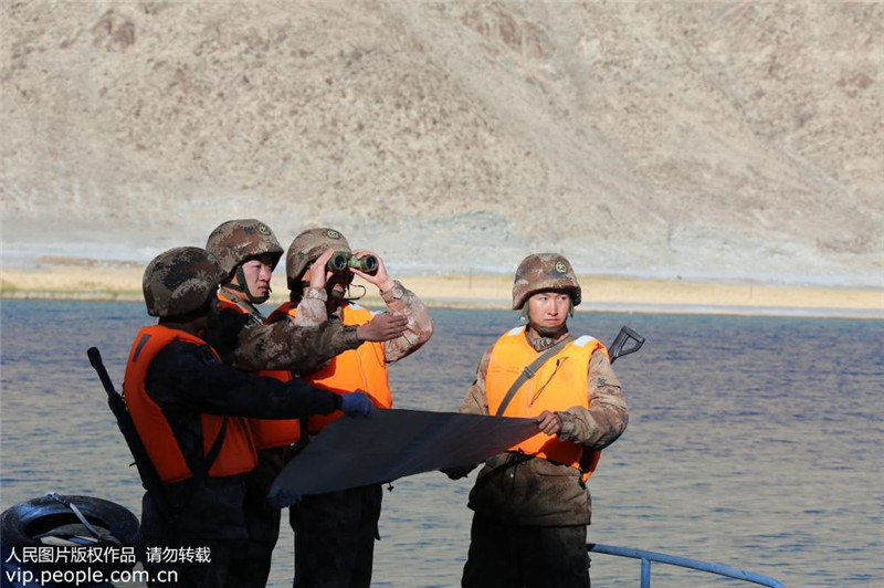 Пограничные войска патрулируют тибетское озеро Баньгун