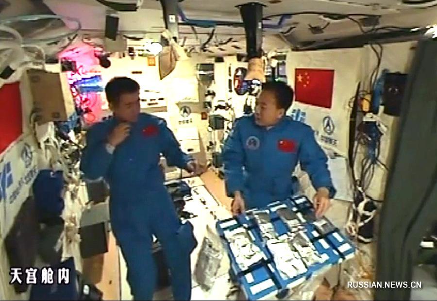 Китайские космонавты сами заваривают чай в космосе