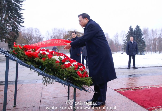 Ли Кэцян возложил венок на Пискаревском мемориальном кладбище