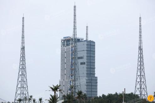 Высота башни для запуска "Чанчжэн-5" составляет 91,7 м, в общей сложности 12 этажей, находится в 850 м от моря и в 630 м от башни для запуска "Чанчжэн-7".