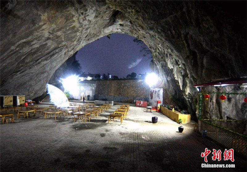 Хунаньский крестьянин открыл ресторан в пещере