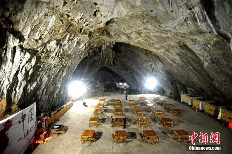 Хунаньский крестьянин открыл ресторан в пещере