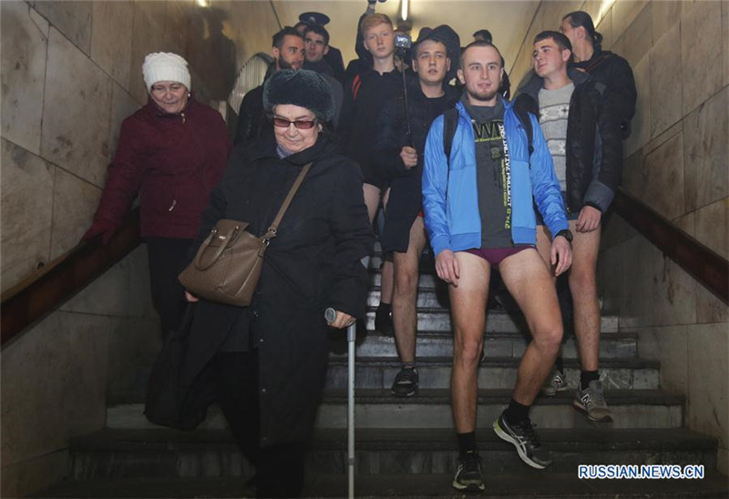 В Киеве прошел флэшмоб "В метро без штанов"