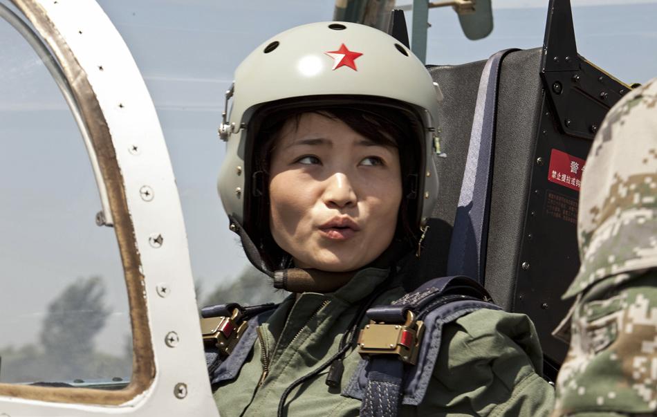 Женщина - пилот истребителя J-10 Юй Сюй погибла во время тренировочного полета