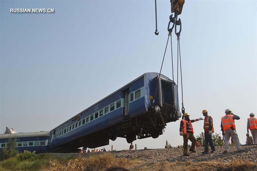 По меньшей мере 63 человека погибли при крушении поезда в Индии