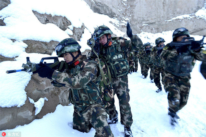 Новобранцы синьцзянского погранотряда провели тренировку в горах