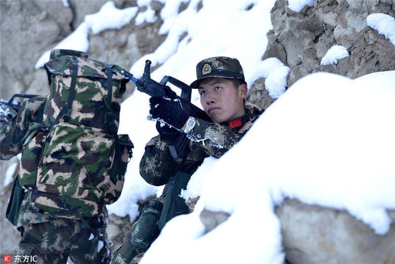Новобранцы синьцзянского погранотряда провели тренировку в горах