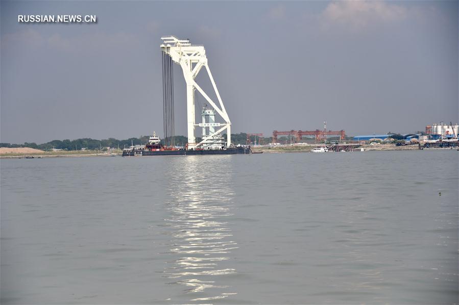 Китайский плавучий кран помогает строить "Мост мечты" в Бангладеш