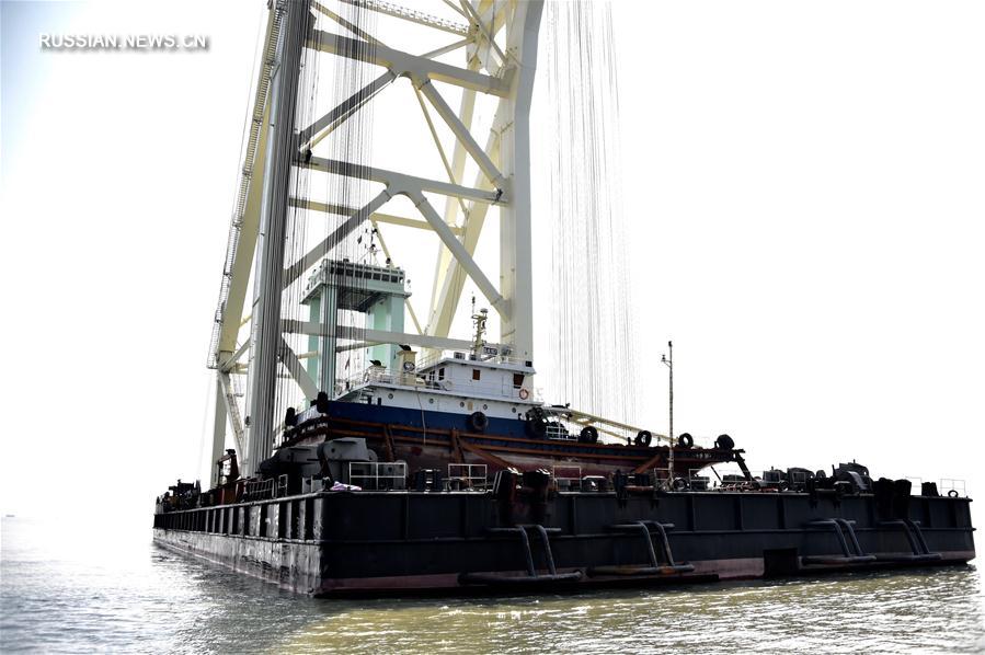 Китайский плавучий кран помогает строить "Мост мечты" в Бангладеш