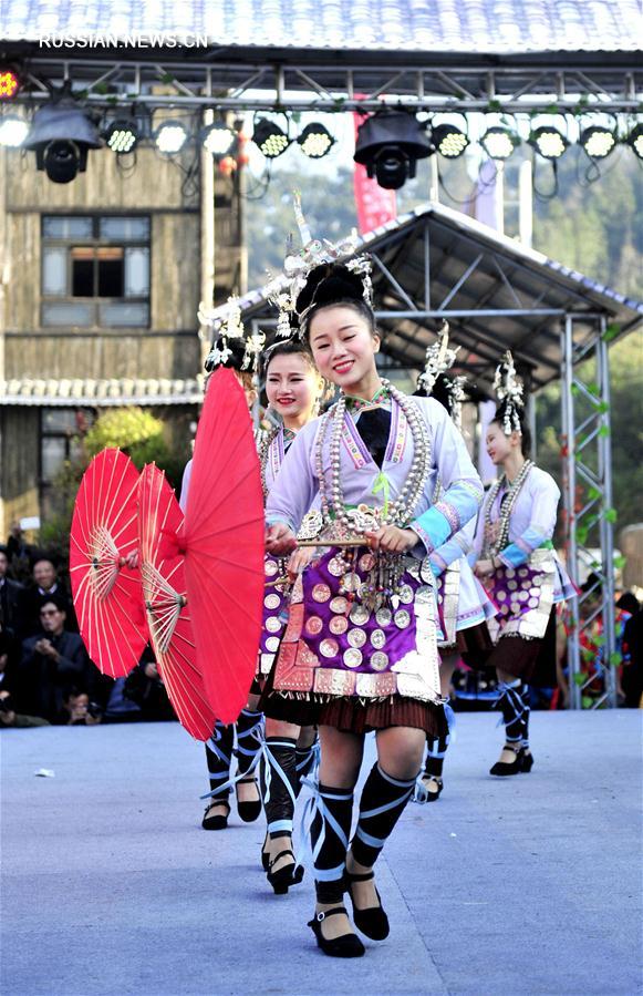 В провинции Гуйчжоу открылся 13-й Фольклорный фестиваль дунских хоровых песен дагэ