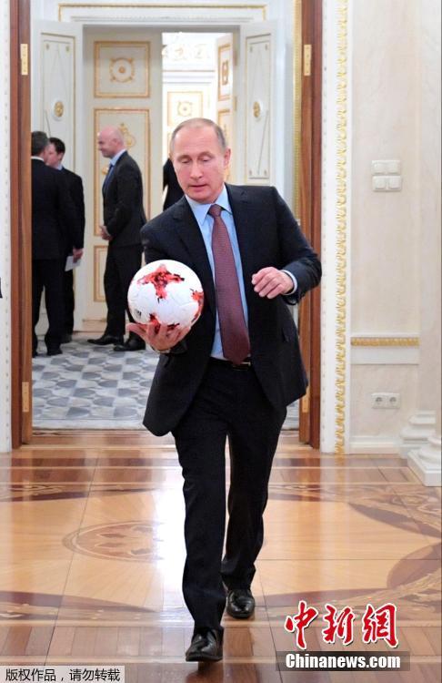 Президент ФИФА подарил Путину "Красаву"