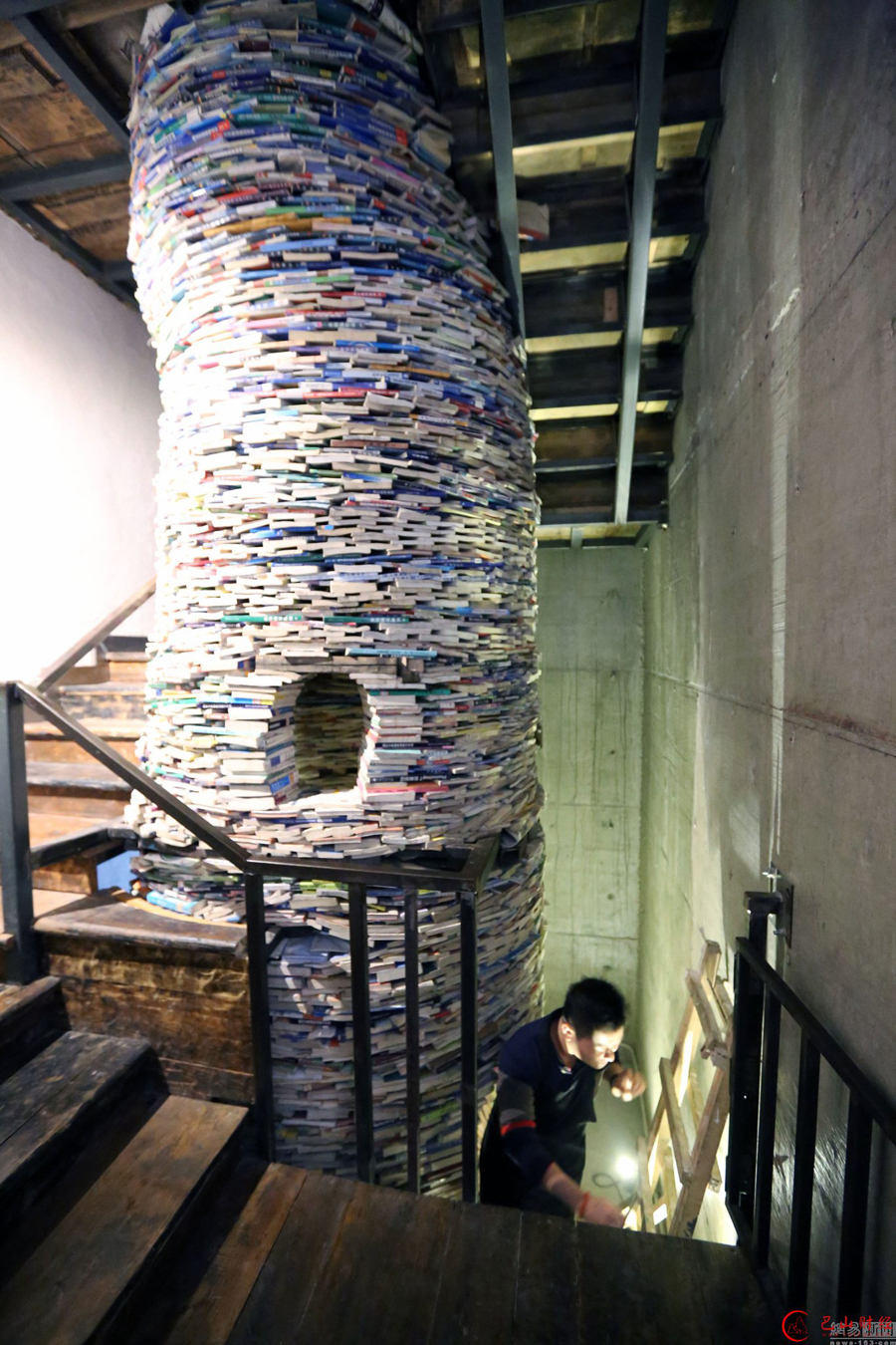 В Сиане женщина построила из книг 6-метровый колодец