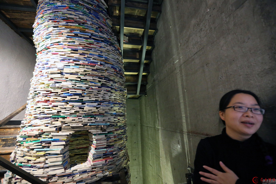 В Сиане женщина построила из книг 6-метровый колодец
