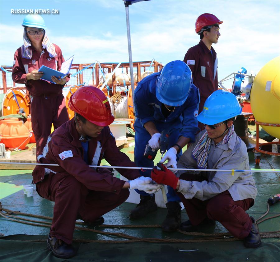Команда научного судна "Кэсюэ" модернизирует оборудование для гидрогеологических исследований