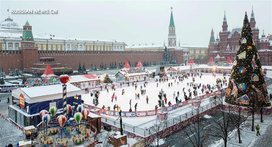 Каток на Красной площади в Москве