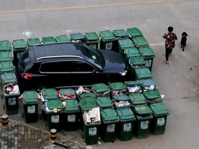 Рассерженный дворник наказал нарушителя правил парковки, забаррикадировав его машину 40 мусорками