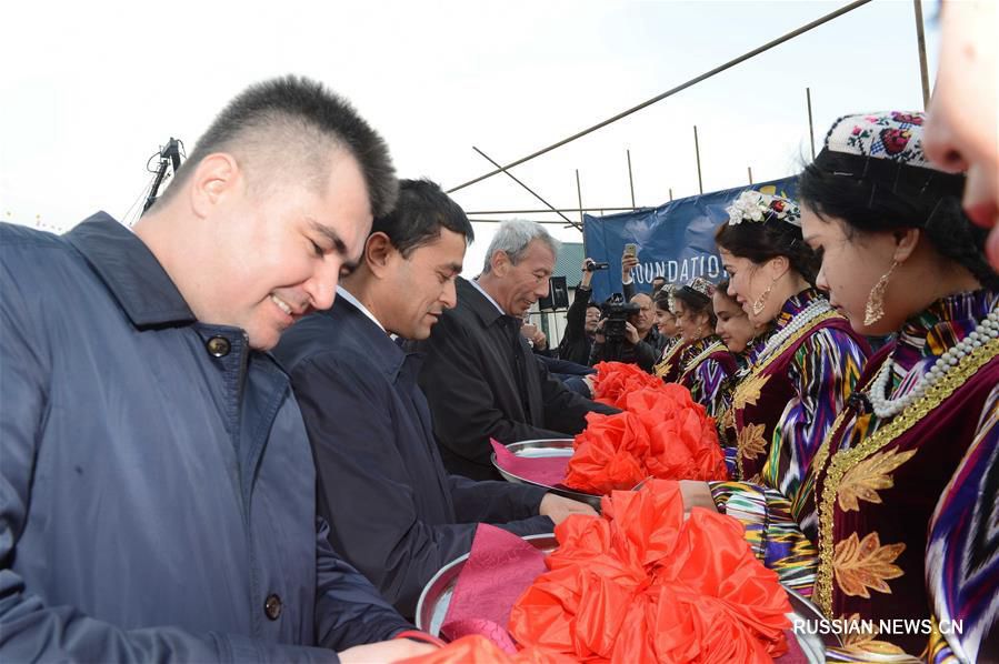 В Узбекистане прошла церемония закладки фундамента нового предприятия по производству стекла, строящегося китайской компанией