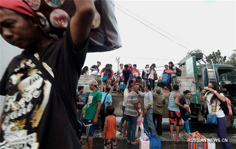 Филиппины готовятся к удару тайфуна "Нок-Тен"
