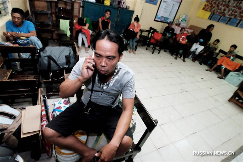 Филиппины готовятся к удару тайфуна "Нок-Тен"