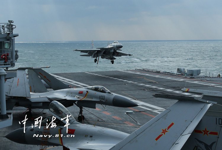 Китайский авианосец "Ляонин" отправился в западную часть Тихого океана для тренировки