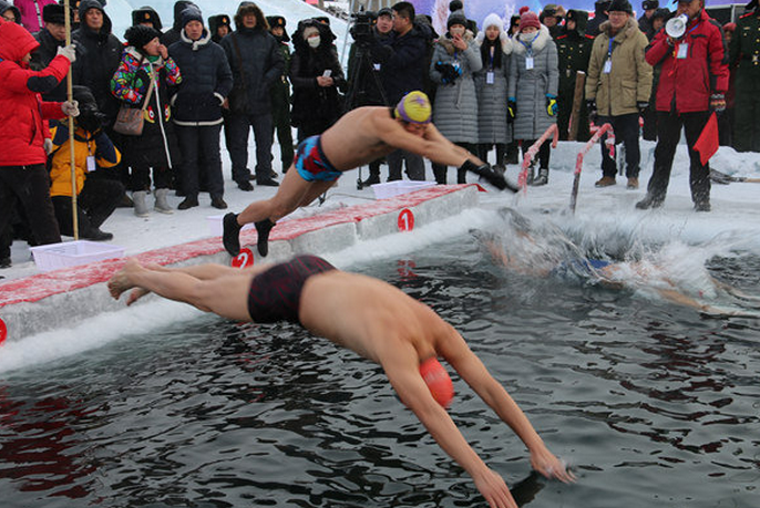 Соревнования по зимнему плаванию при тридцатиградусном морозе