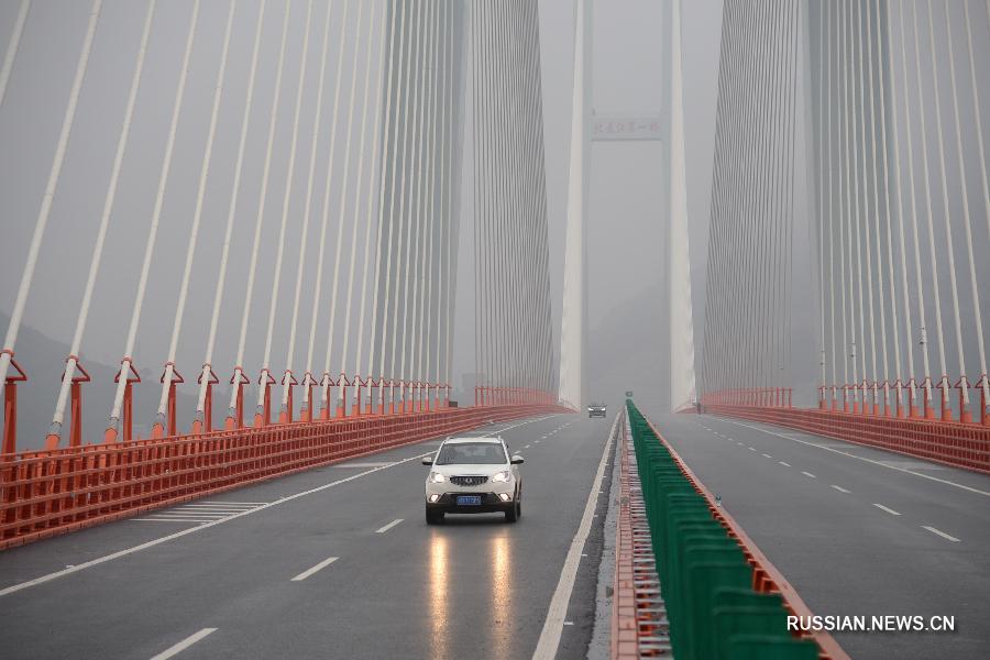На границе между провинциями Юньнань и Гуйчжоу сдан в эксплуатацию автомобильный мост на высоте 200-этажного здания