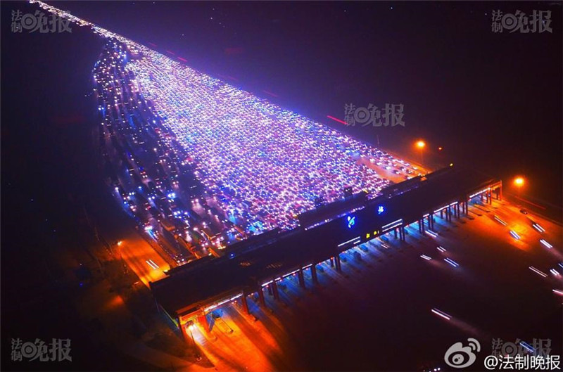 Пробки на скоростном шоссе Пекин-Сянган-Аомэнь в последний день каникул