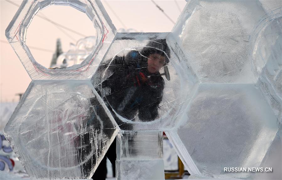Конкурс ледяных скульптур продолжается в Харбине