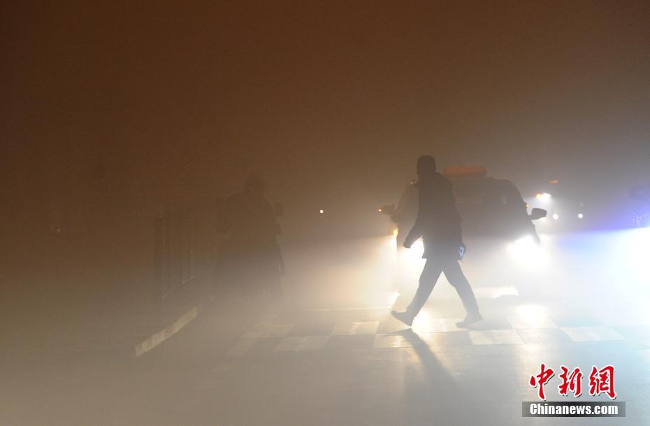 Центральная метеорологическая станция КНР обнародовала первое "красное" предупреждение в связи с туманом