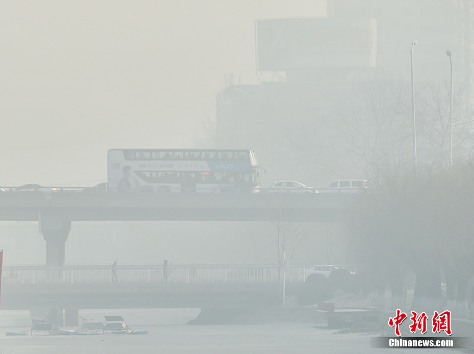 Центральная метеорологическая станция КНР обнародовала первое "красное" предупреждение в связи с туманом