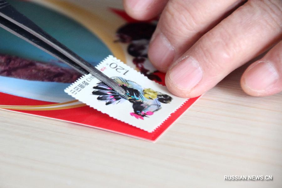 В Китае выпустили почтовые марки к году Петуха