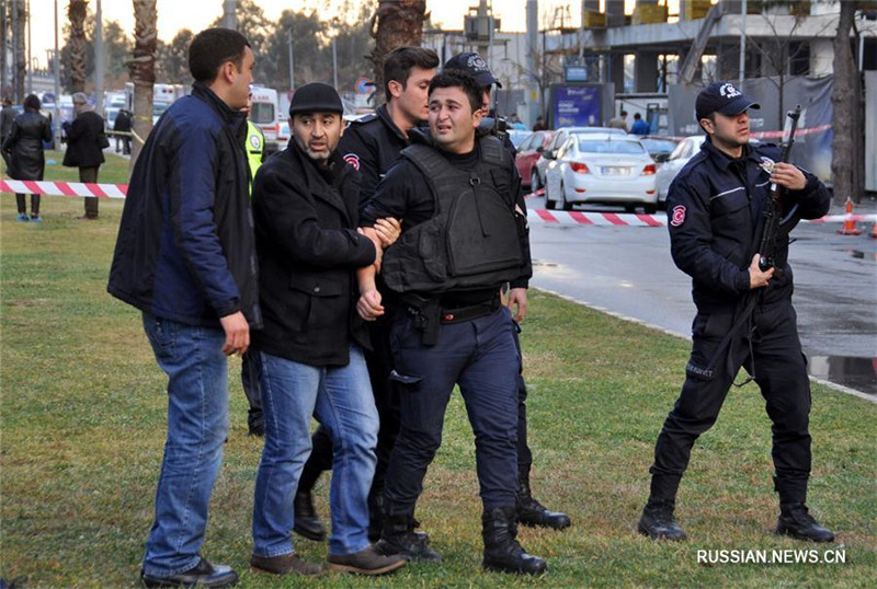 В результате взрыва в Измире в Турции пострадали не менее трех человек, двое подозреваемых убиты -- СМИ