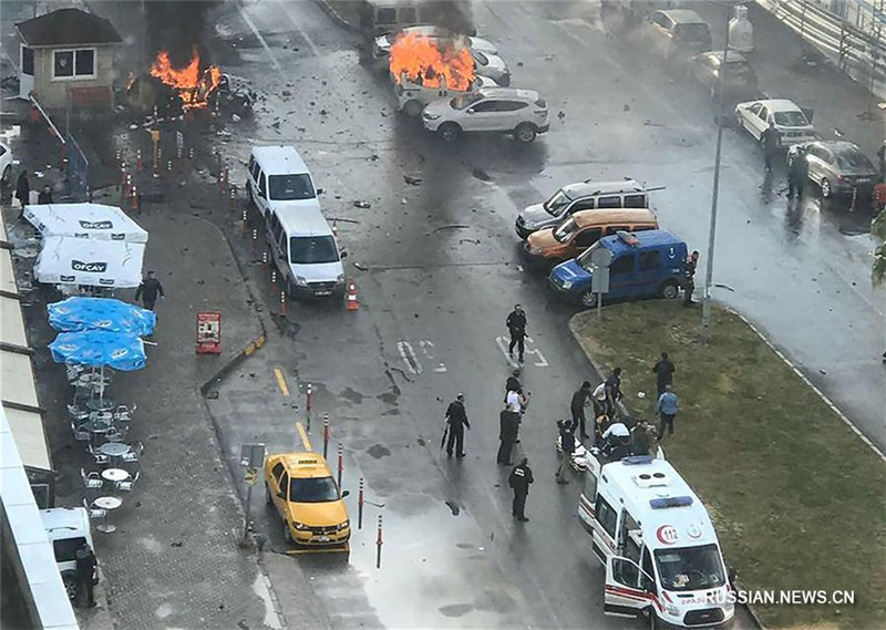 В результате взрыва в Измире в Турции пострадали не менее трех человек, двое подозреваемых убиты -- СМИ