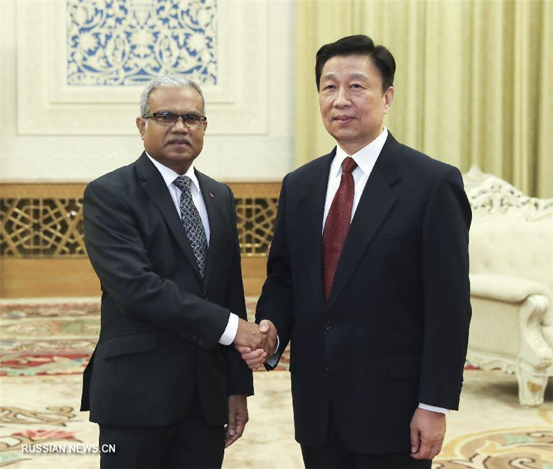 Зампредседателя КНР встретился с министром иностранных дел Мальдив