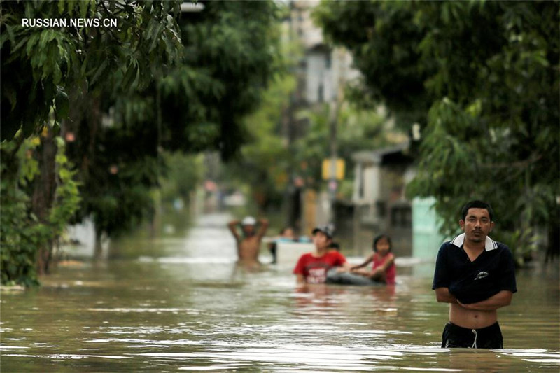 В результате наводнения на юге Таиланда погибли по меньшей мере 12 человек