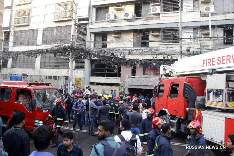 Пожар вспыхнул в 19-этажном здании в столице Бангладеш