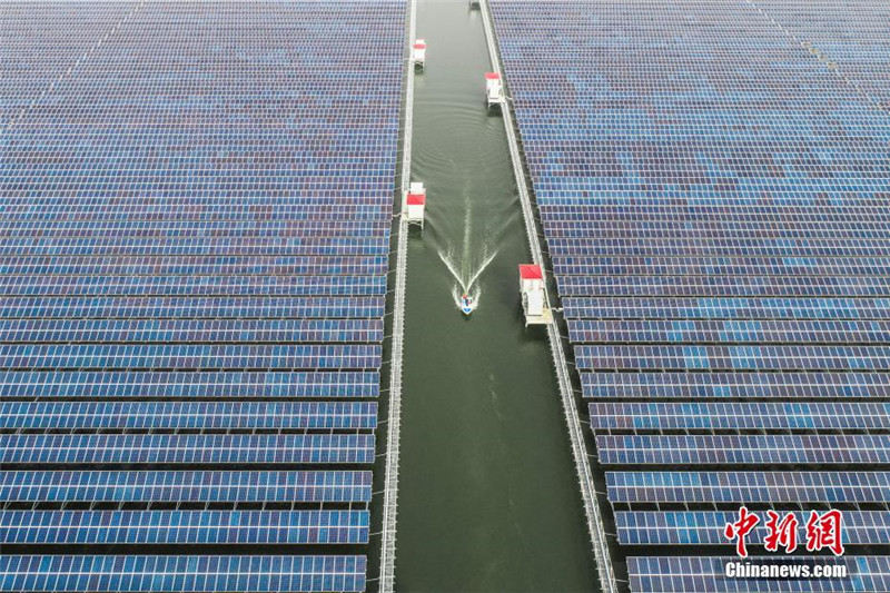 Крупнейший в Китае проект взаимодействия рыбного хозяйства и фотоэлектрической энергии запущен в провинции Чжэцзян