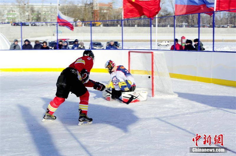 Китайско-росийский хоккейный матч прошел на льду пограничной реки