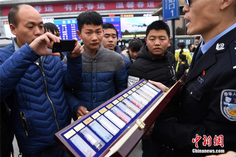 Полиция познакомила людей с "наркотиками" на вокзальной площади в Чунцине