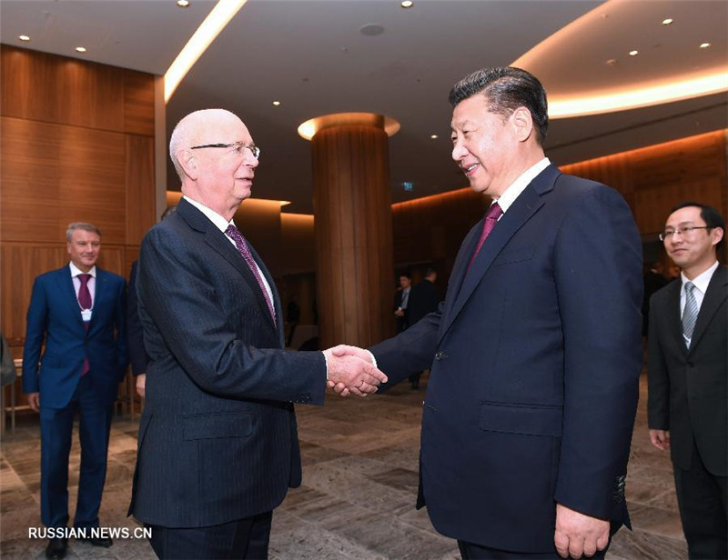 Си Цзиньпин встретился с президентом ВЭФ К.Швабом