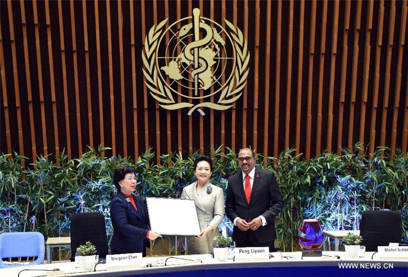 На церемонии в Женеве Пэн Лиюань была вручена награда и продлены ее полномочия посла доброй воли ВОЗ по вопросам профилактики туберкулеза и СПИДа
