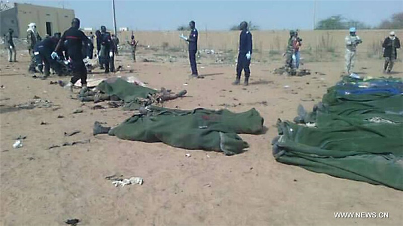 Десятки человек погибли при взрыве заминированного автомобиля в военном лагере на севере Мали